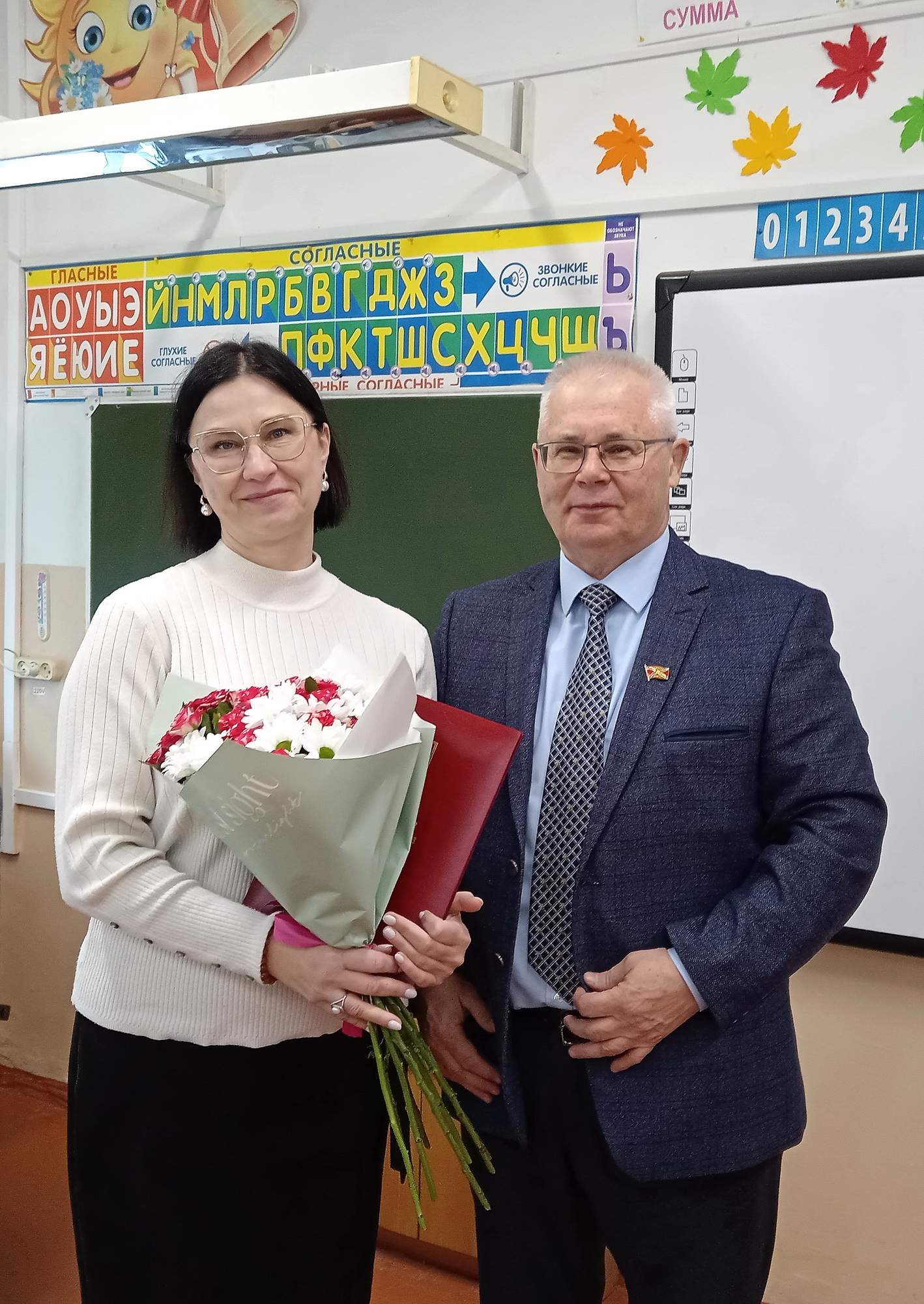 Депутат Сергей Чунаев вручил награды учителям