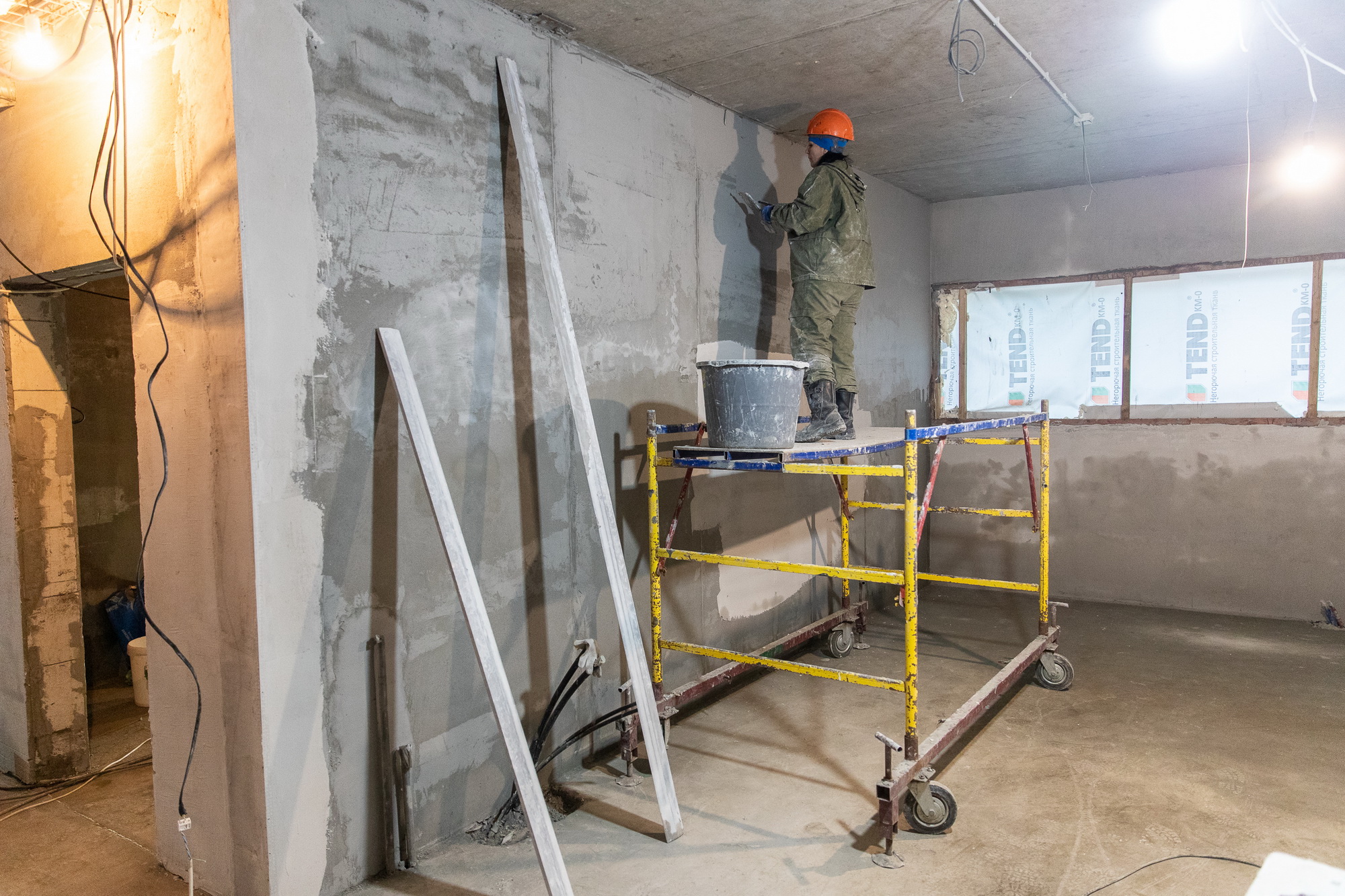 Константин Шестаков и Андрей Брик проконтролировали ход строительства школы на Патрокле