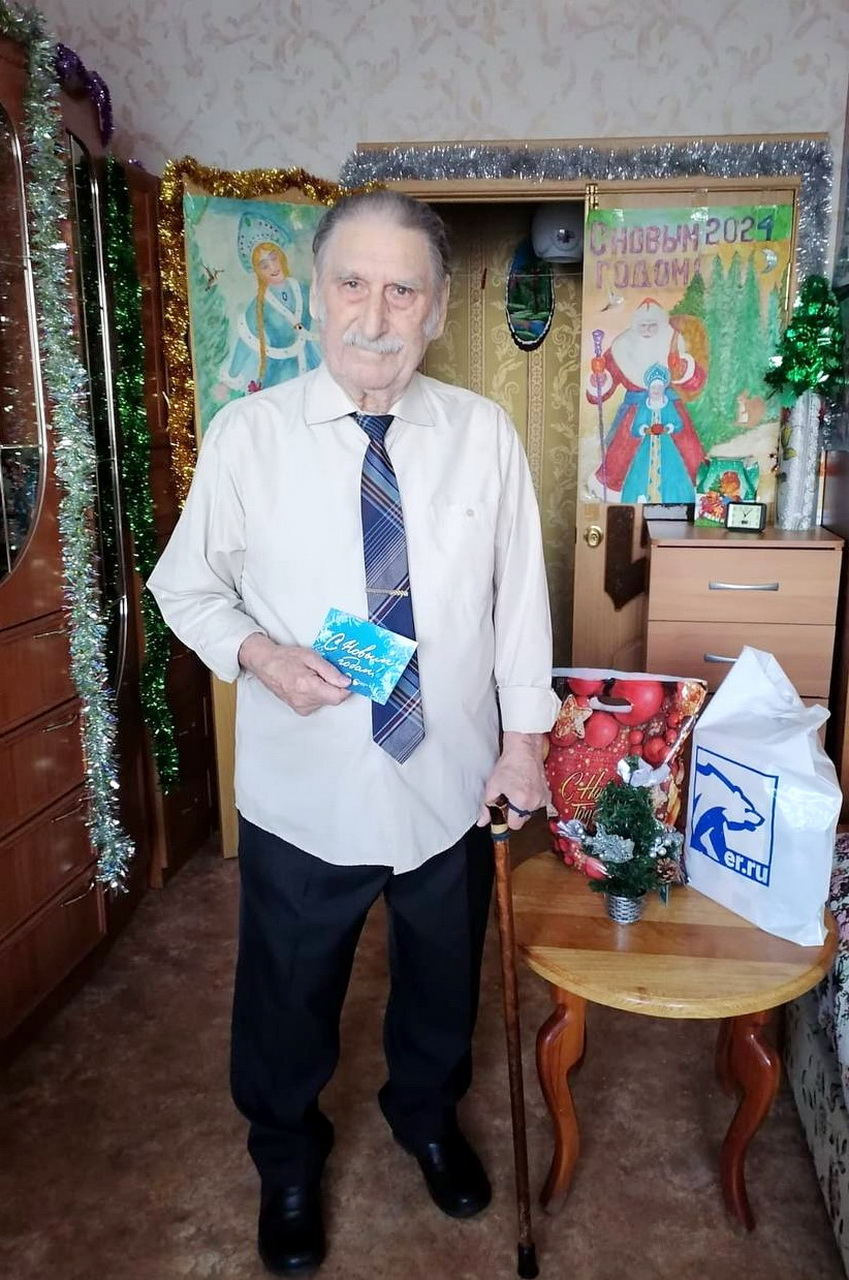 Депутаты Думы города поздравили с новогодними праздниками ветеранов, жителей блокадного Ленинграда 