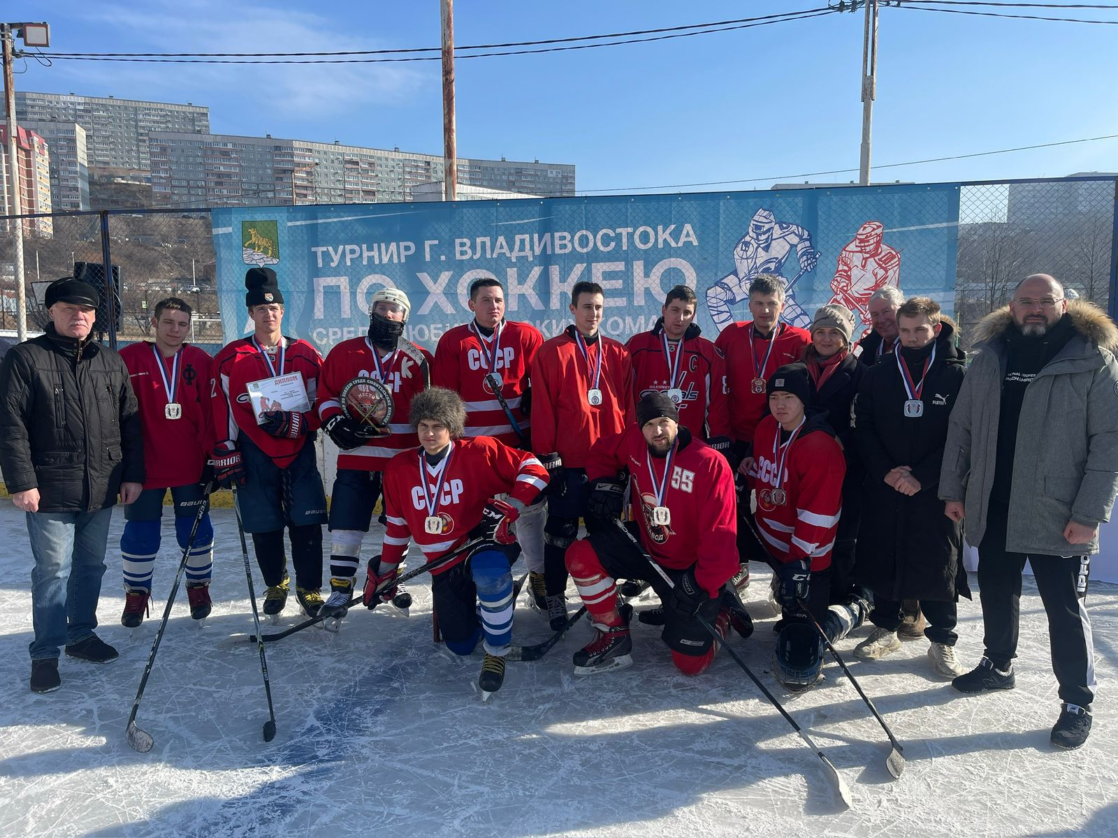 Во Владивостоке прошла лыжная гонка и завершился турнир по дворовому хоккею