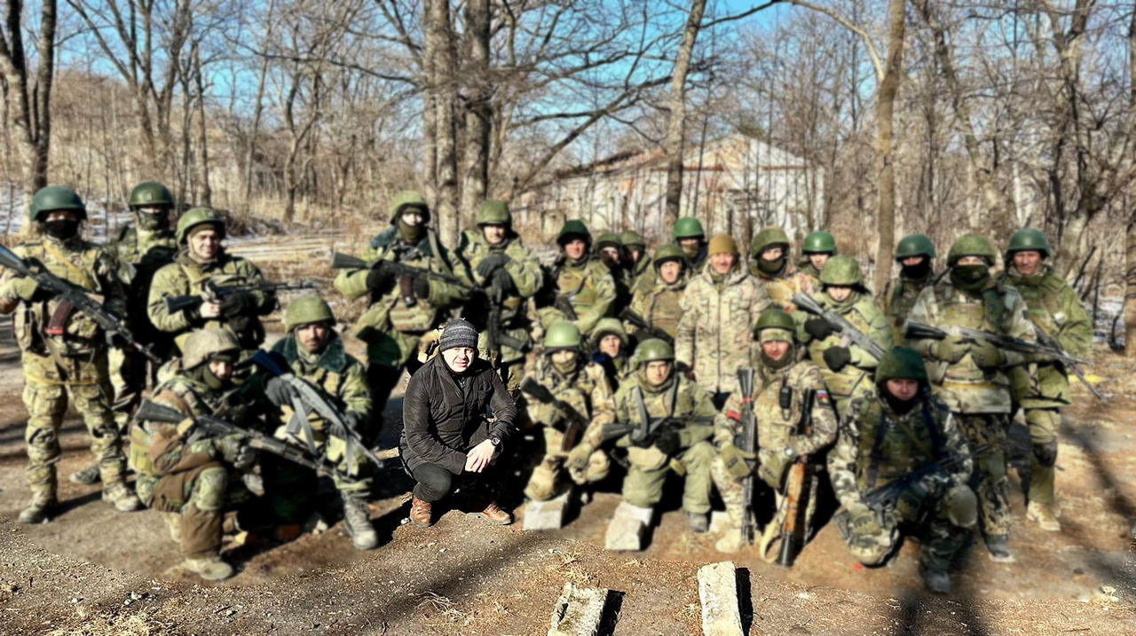 Депутат Виктор Тарабарин вручил награды участникам СВО