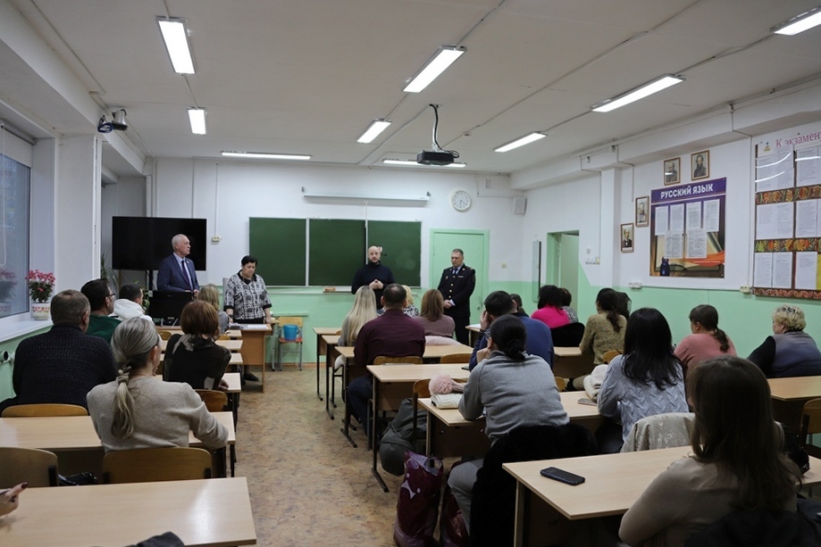 Председатель Думы Андрей Брик провел встречу с родителями учащихся МБОУ СОШ № 47