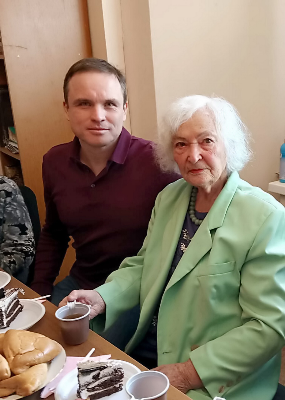 Депутат Евгений Пименов поздравил с юбилеем ветерана труда