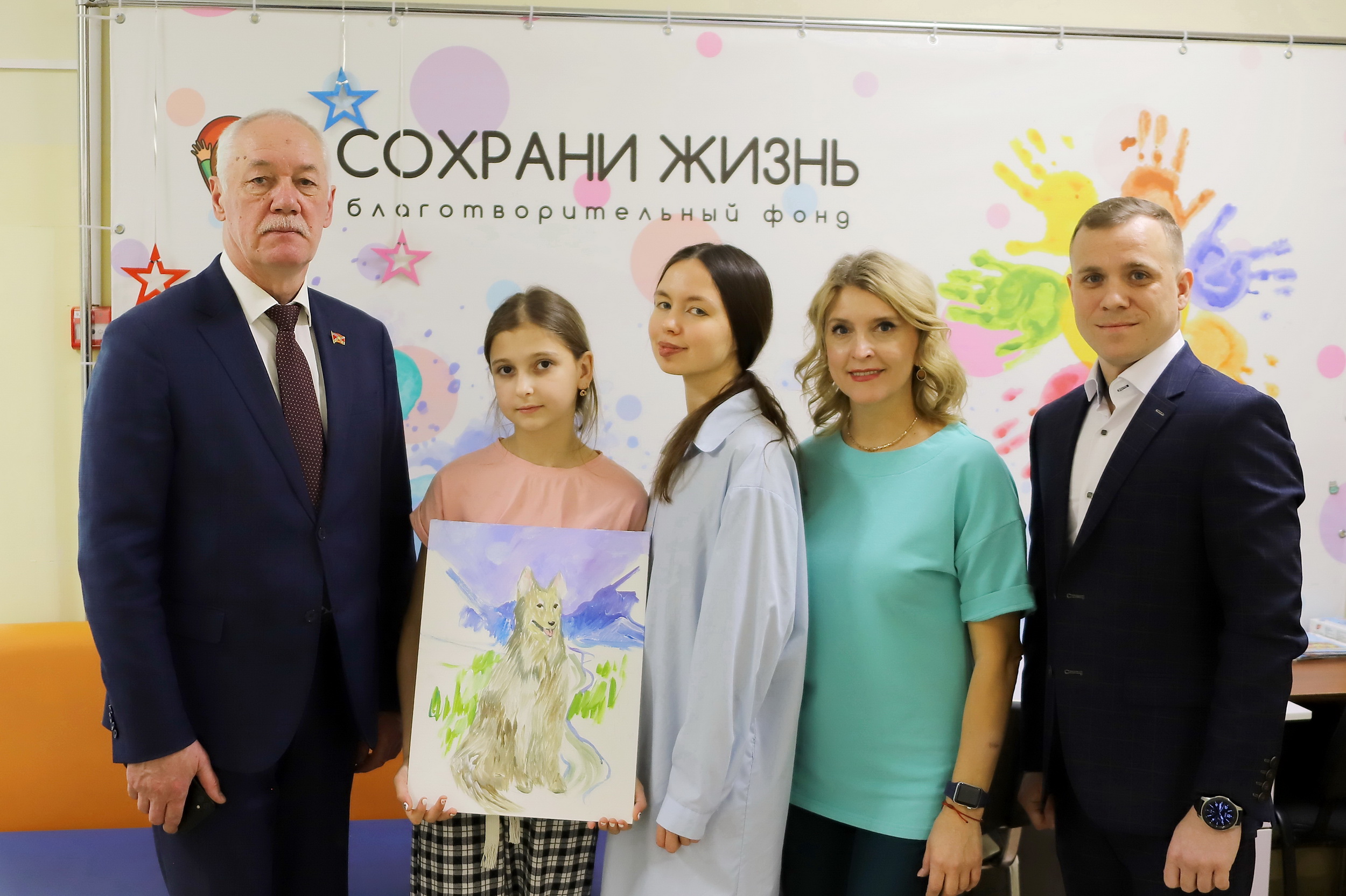 Депутаты Думы города Владивостока вместе с пациентами краевой детской больницы № 1 нарисовали картины для благотворительного аукциона 