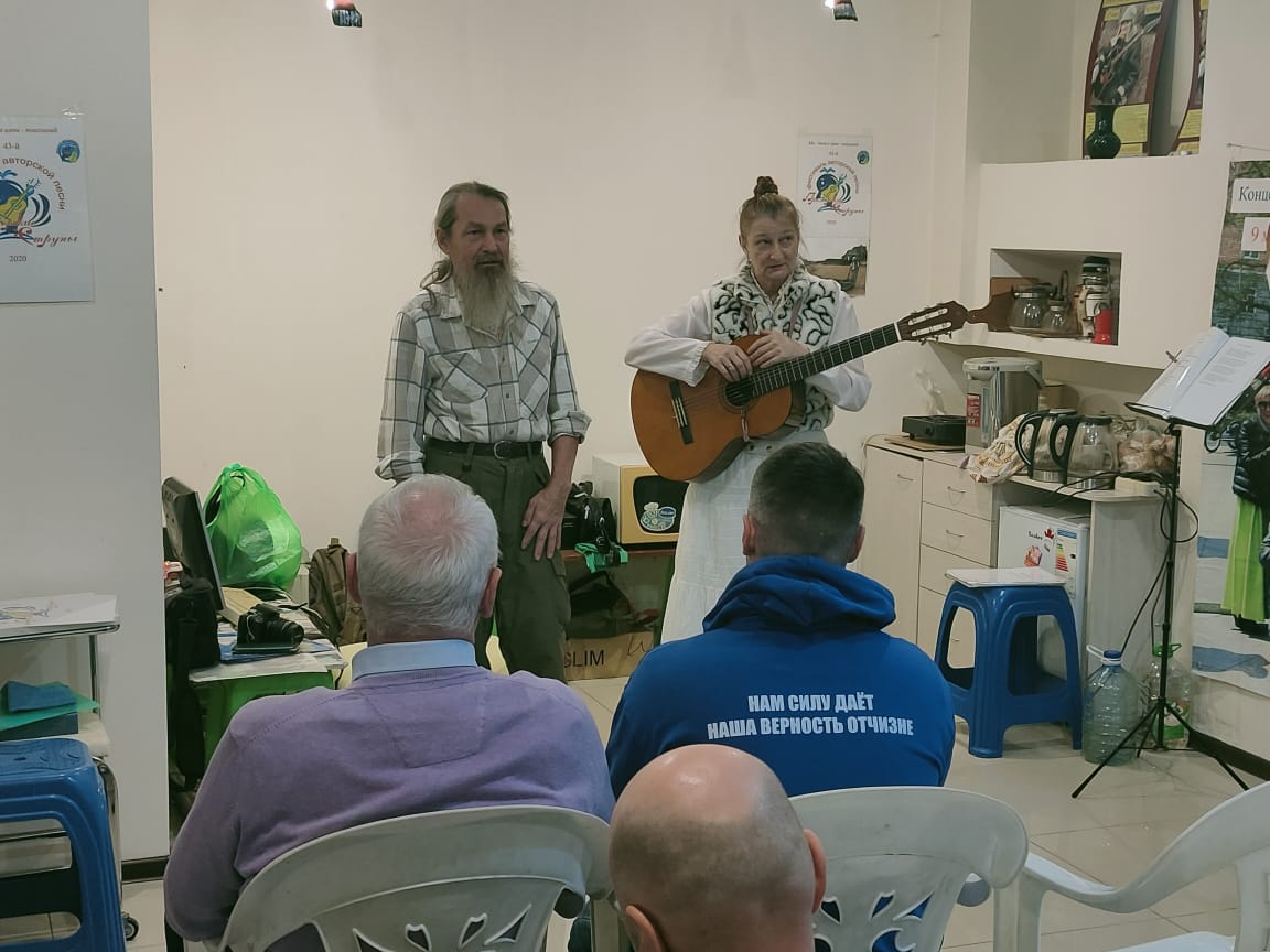 Депутаты Думы города Владивостока поздравили руководителя Центра авторской песни города Владивостока с днем рождения