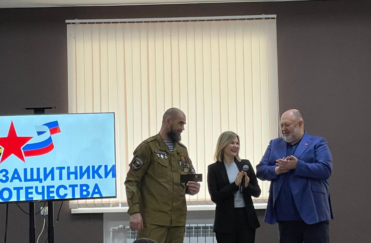 В преддверии Дня защитника Отечества депутат Вячеслав Глушко принял участие в награждении бойцов СВО 