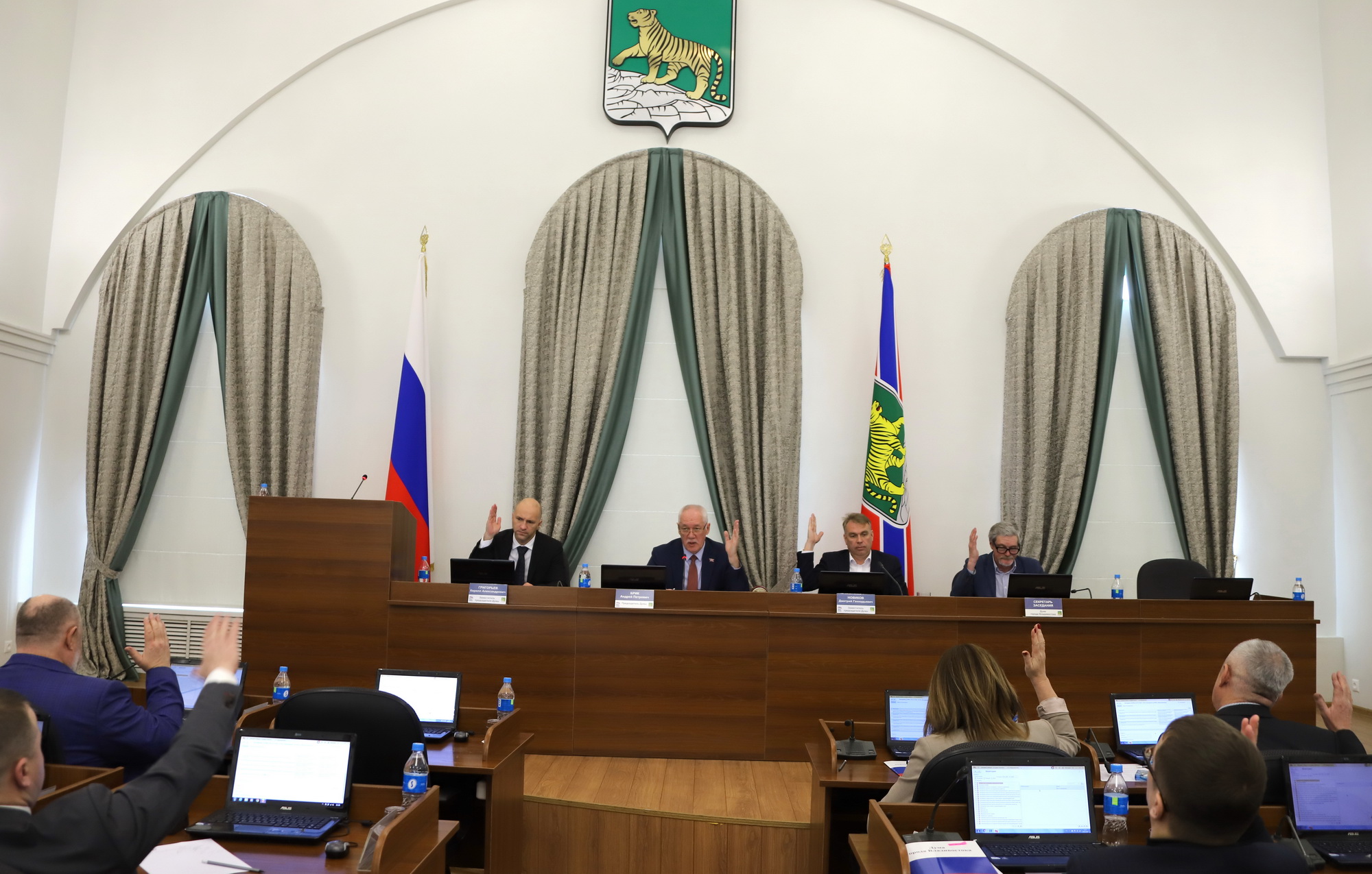 Дума города Владивостока рассмотрела изменения в Устав города, сформировала новый состав Общественного совета, установила границы ТОС