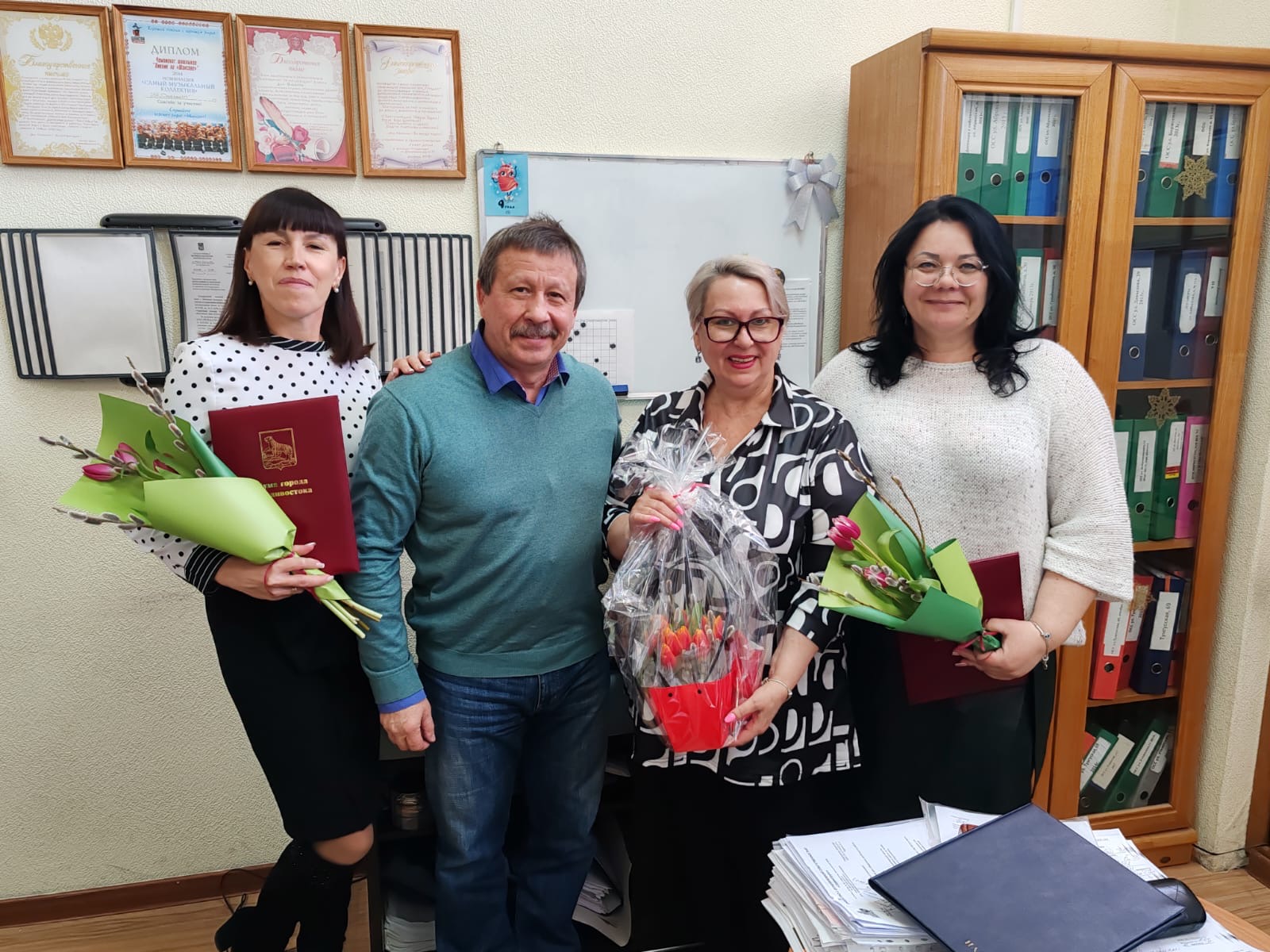 Депутат Александр Аксенов вручил награды Думы города Владивостока сотрудниками управляющей компании