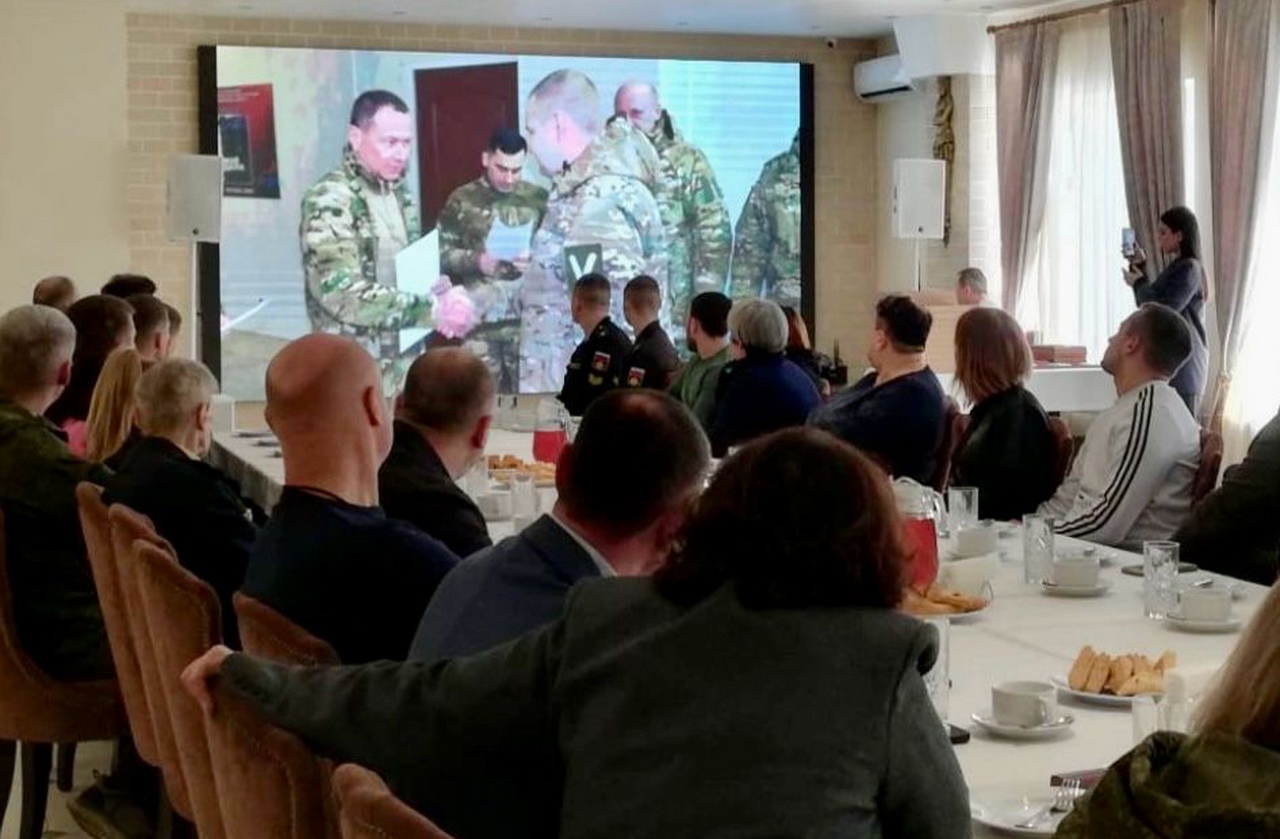 Депутат Думы города Владивостока Виктор Тарабарин вручил награды военнослужащим-участникам СВО