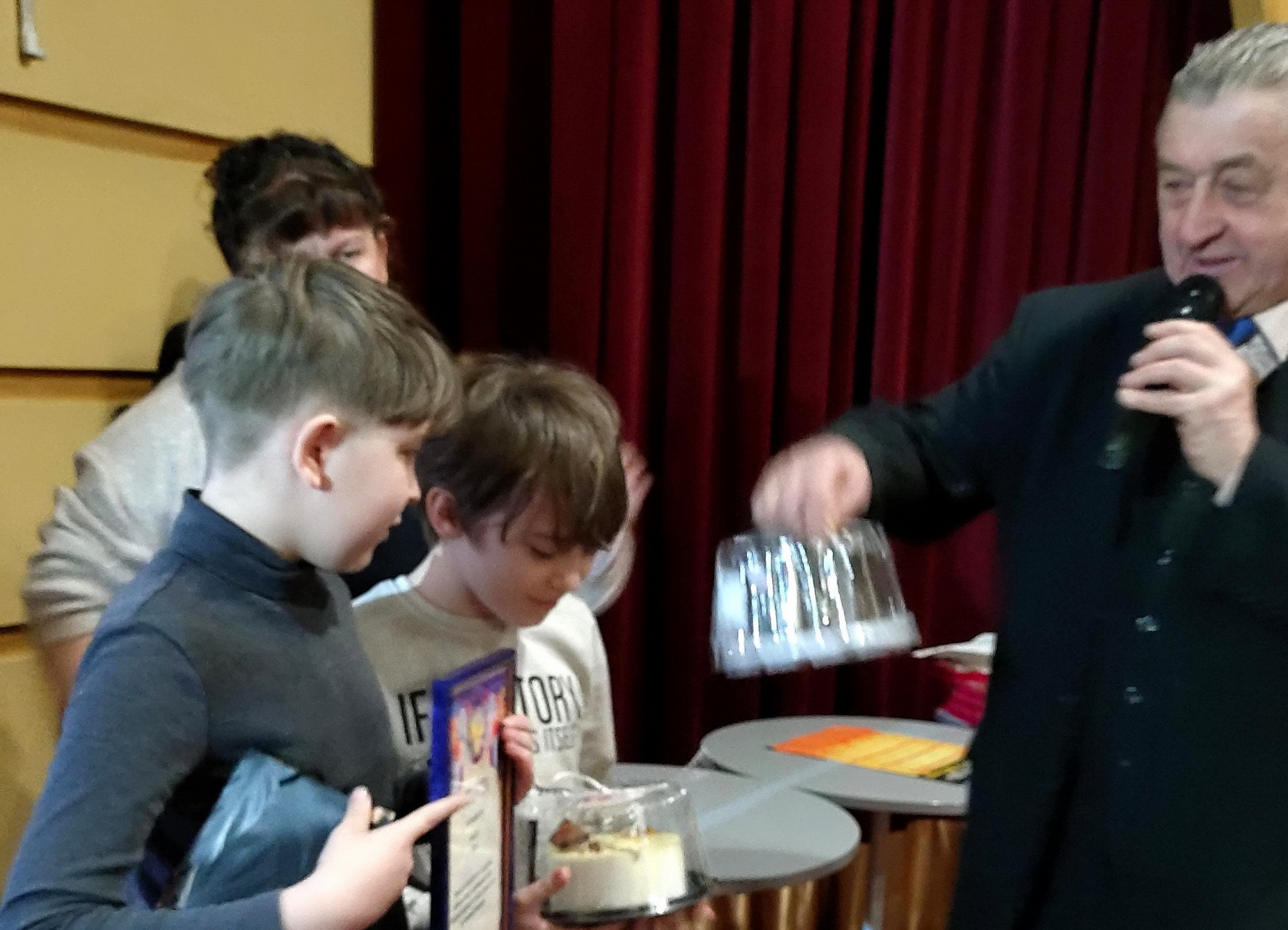 Депутат Александр Юртаев вручил награду учащемуся Павлу Хышову за спасение утопающего