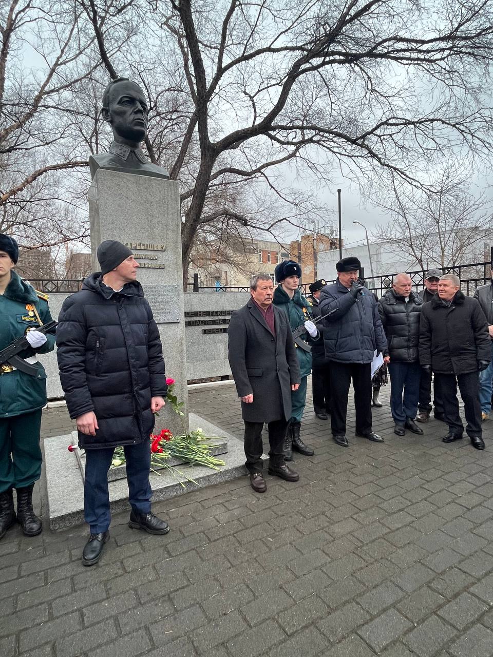 Торжественное мероприятие у памятника герою Дмитрию Карбышеву