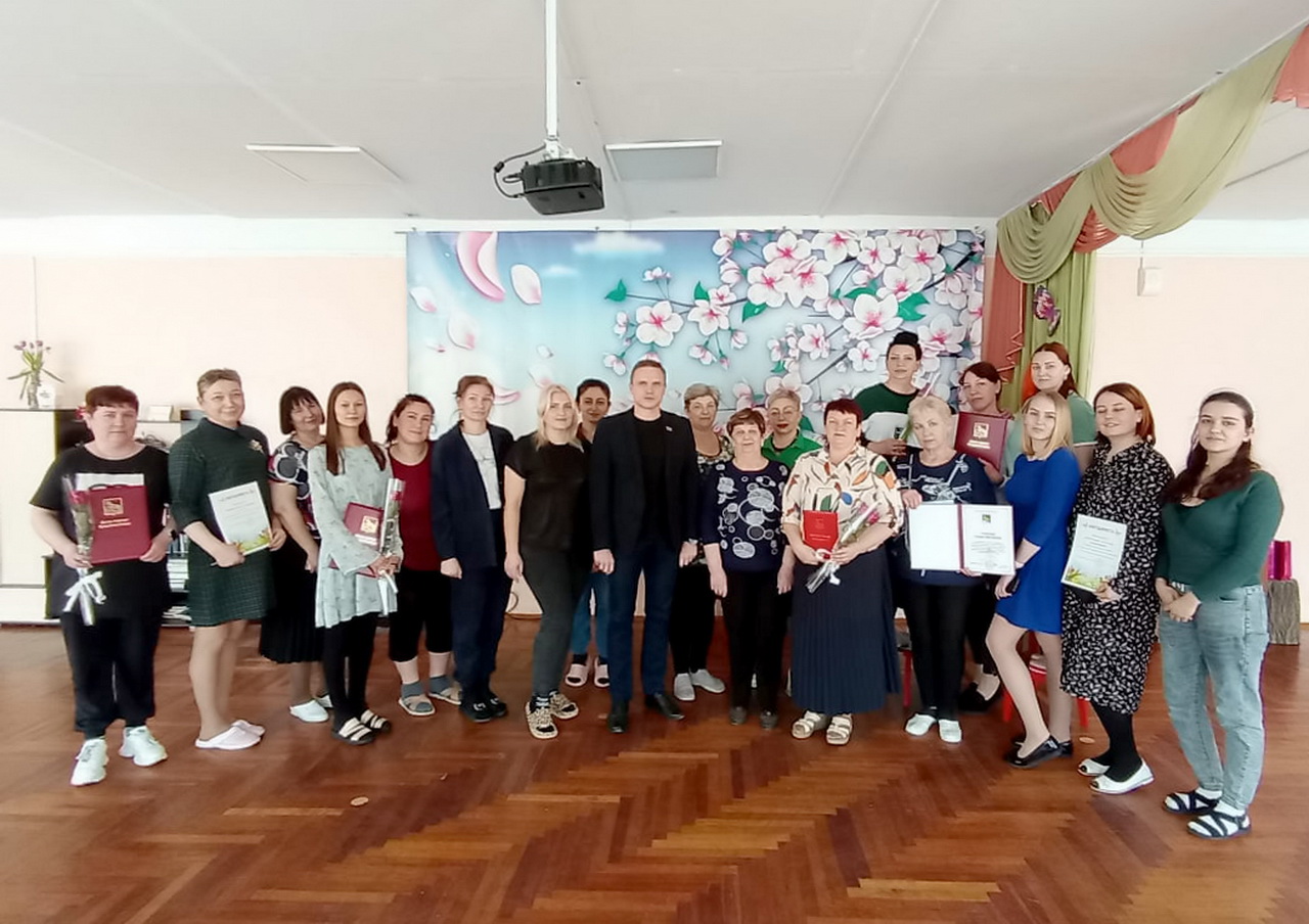 Поздравление коллектива работников дошкольного образования на 31-м избирательном округе