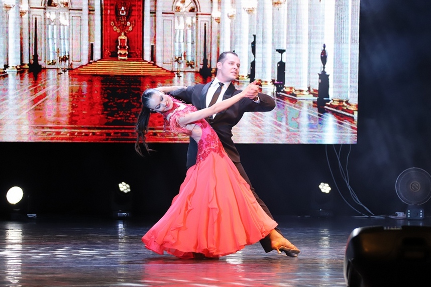 Председатель Думы города Владивостока Андрей Брик вручил награды работникам ЖКХ