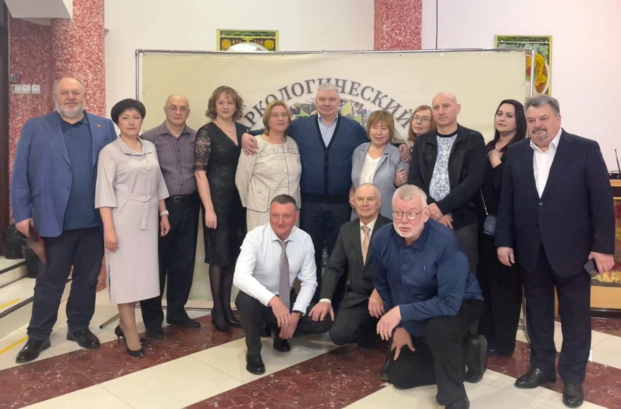 Депутат Вячеслав Глушко вручил Почетные грамоты и Благодарности Думы города Владивостока лучшим сотрудникам Краевого наркологического диспансера