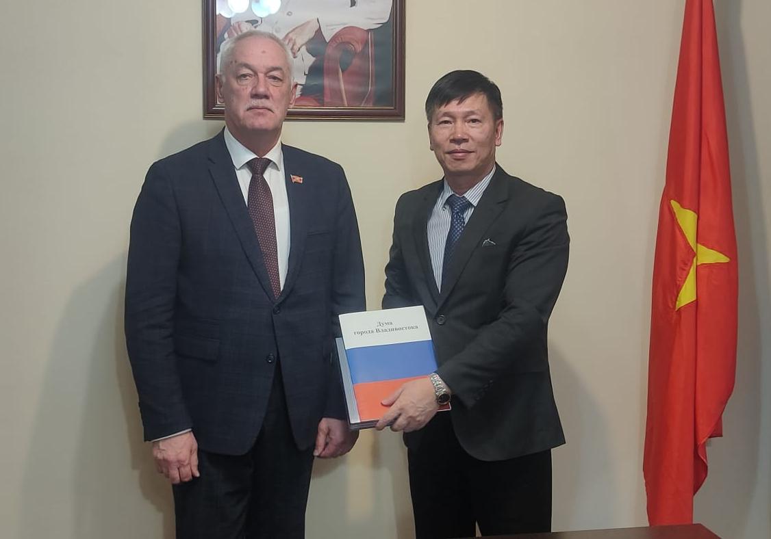 Дипломами Думы города Владивостока награждены вьетнамские художники – участники выставки «Семейные ценности»