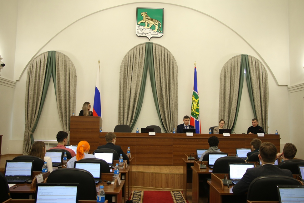 Состоялось заседание Общественной молодежной палаты при Думе города Владивостока