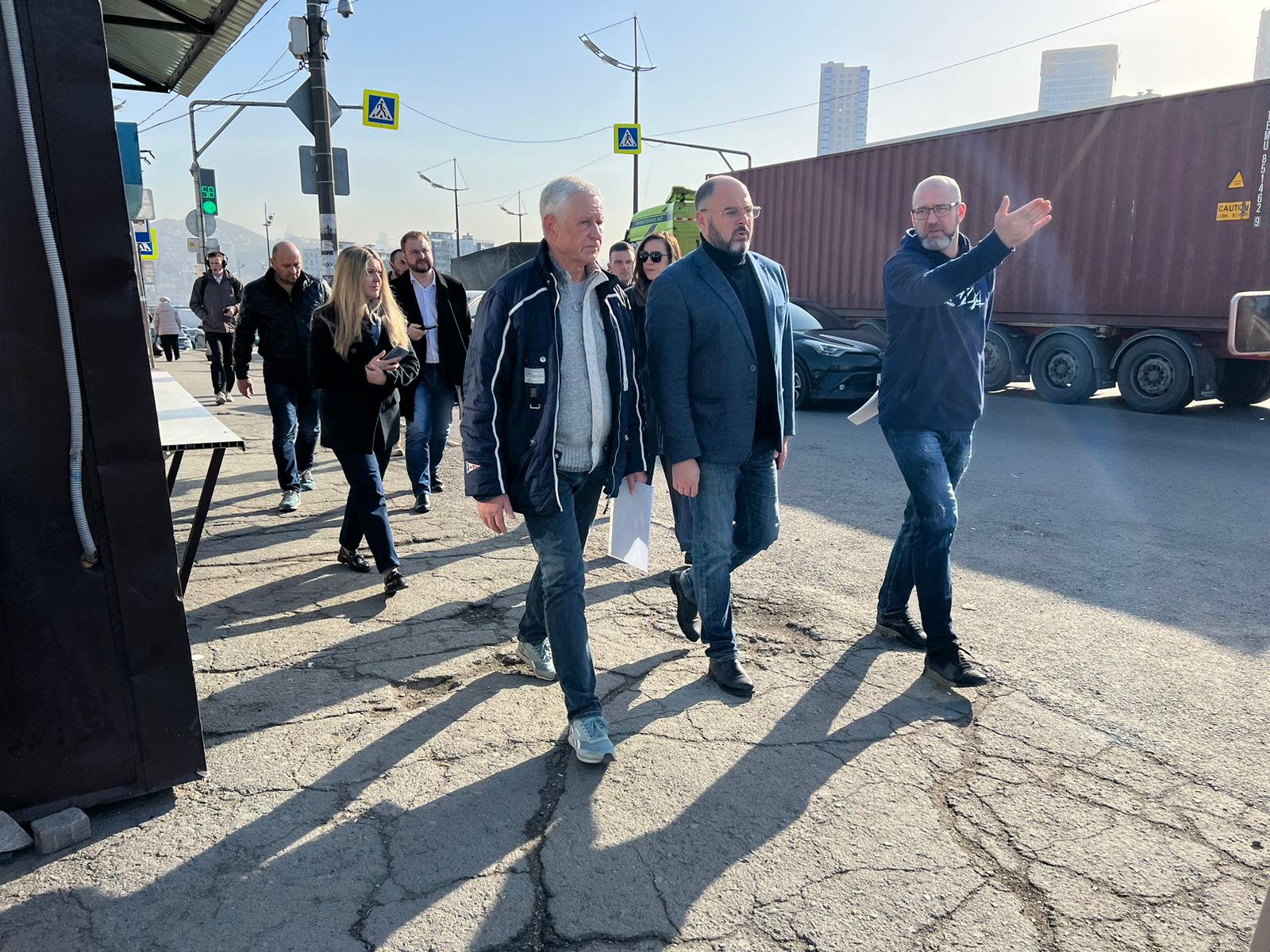 Состоялся выезд главы города Владивостока Константина Шестакова и депутата Евгения Недбая по объектам благоустройства