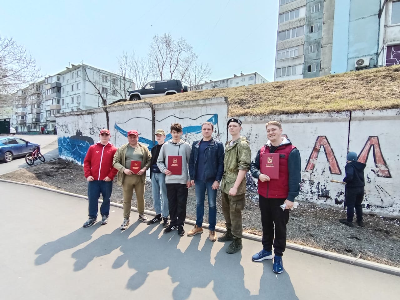 Депутат Евгений Пименов принял участие в субботниках на своем избирательном округе