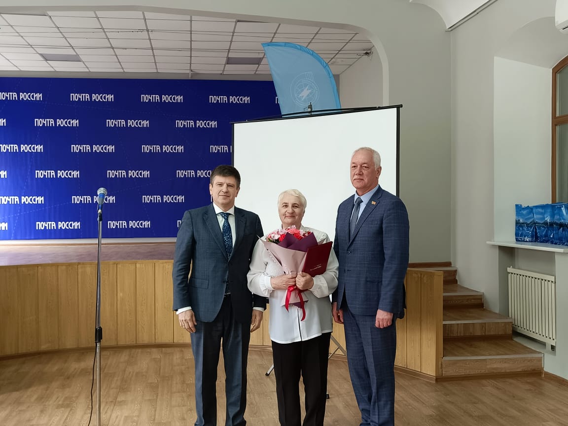 Андрей Брик вручил награды Думы города Владивостока работникам  Почты России