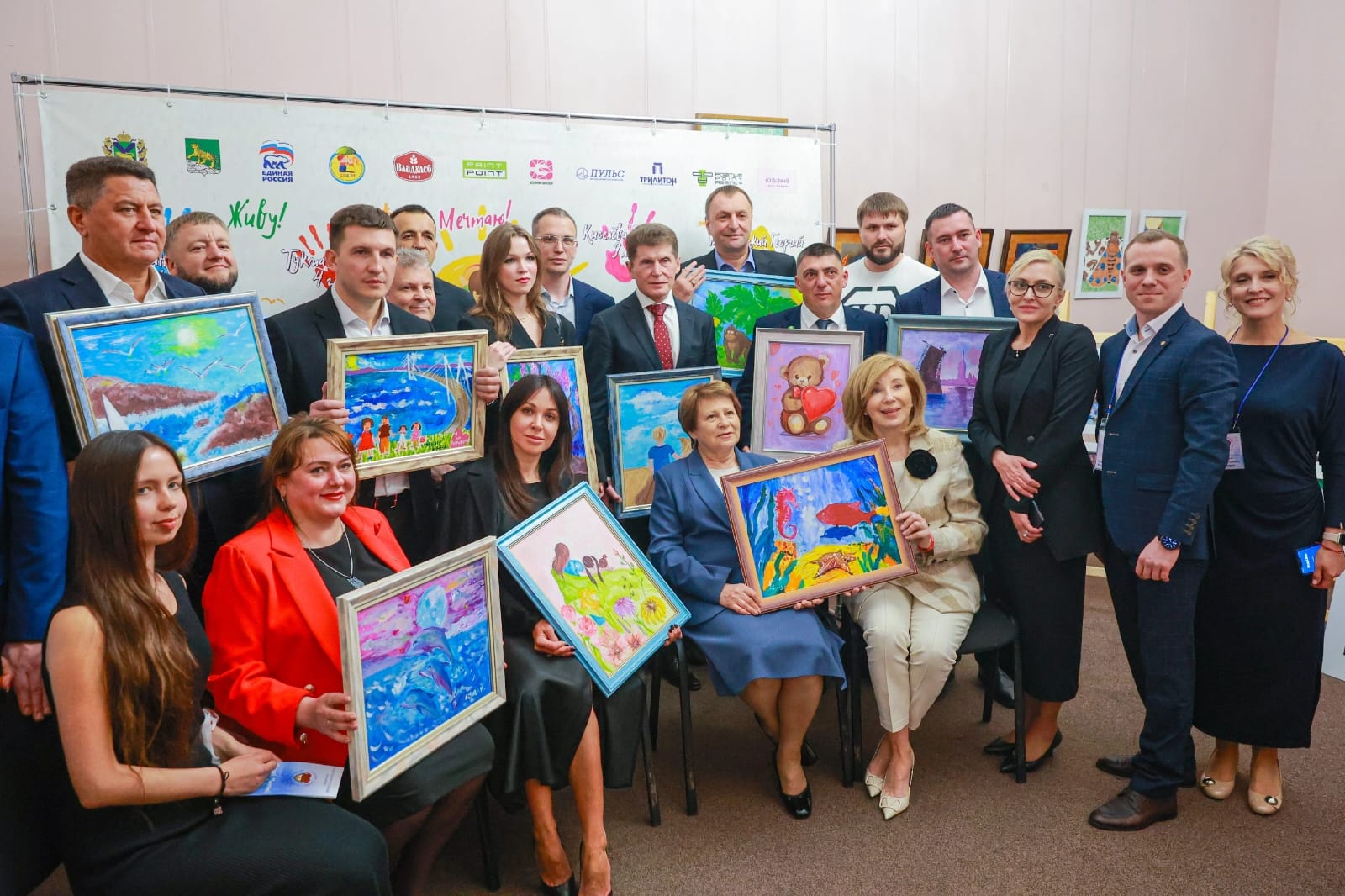 Картина, написанная совместно депутатом Инной Кошелевой и пациенткой детского онкоцентра, была выставлена на благотворительном аукционе