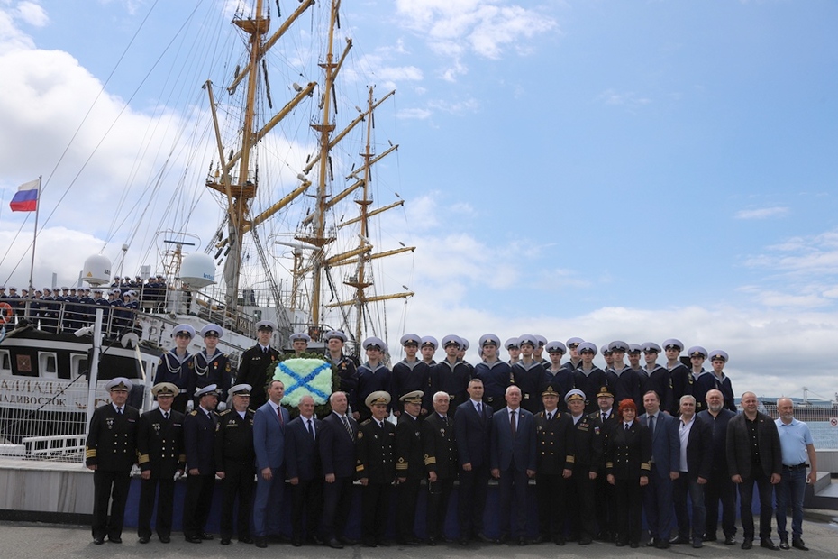 Фрегат «Паллада» проводили в учебное морское плавание