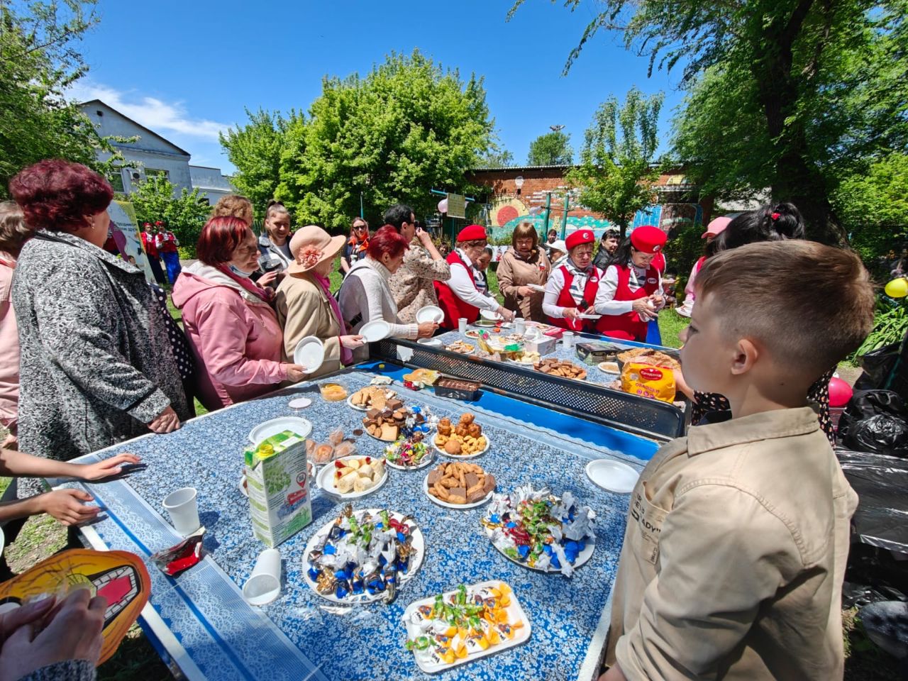 Депутат Вероника Сипачева поздравила жителей микрорайона Военное шоссе с Международным днем соседей