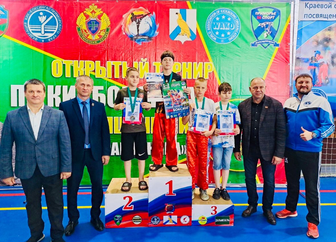 Депутат Виктор Тарабарин поздравил участников соревнований по кикбоксингу