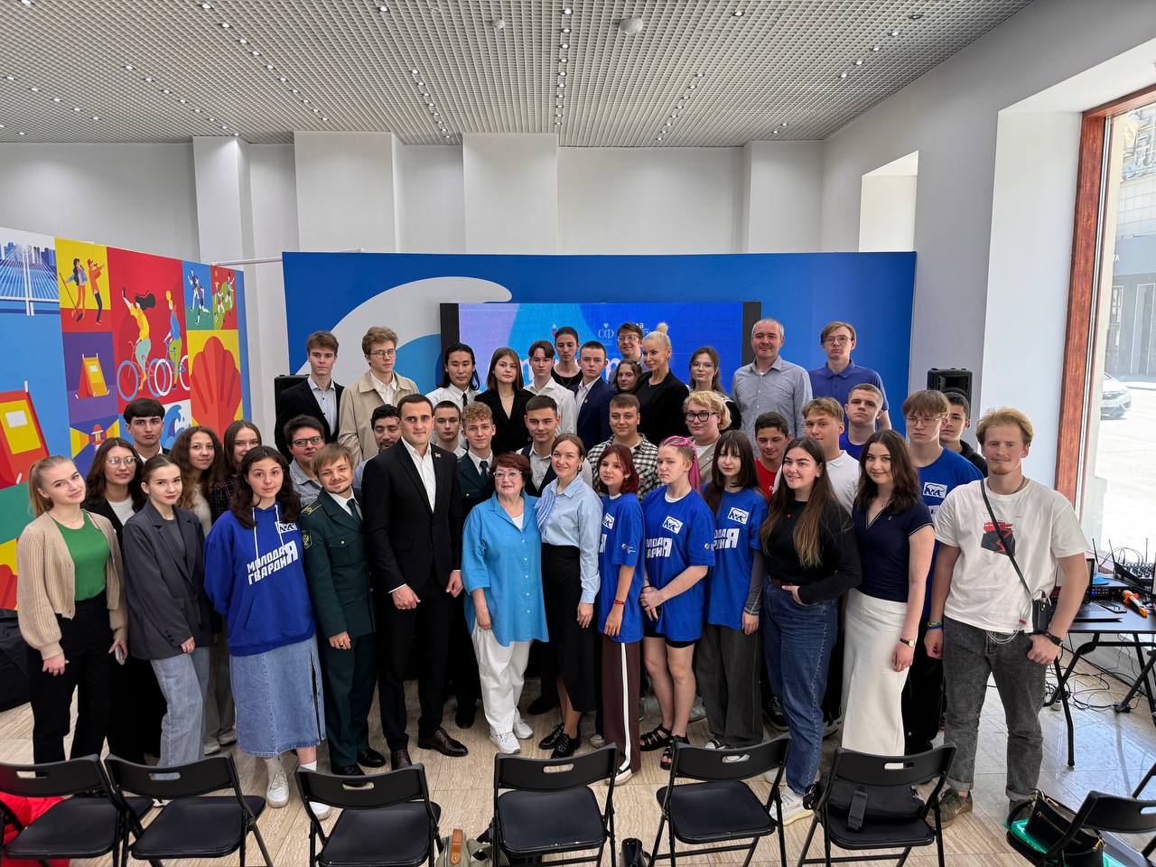 Депутаты, участники Общественной молодежной палаты при Думе города Владивостока приняли участие во встрече с сенатором Людмилой Талабаевой