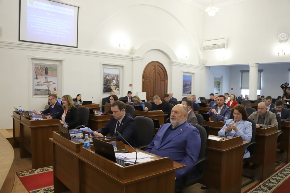 Дума утвердила корректировку бюджета, увеличение денежной выплаты взамен предоставления земельного участка многодетным семьям, меры поддержки семей участников СВО