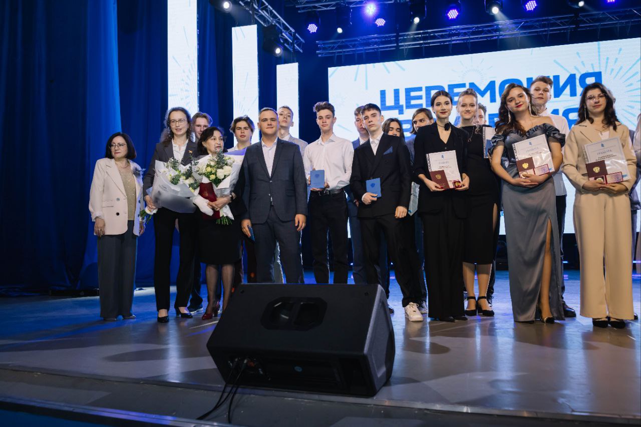 Депутат Вероника Сипачева вручила награды Думы Владивостока педагогам и выпускникам города