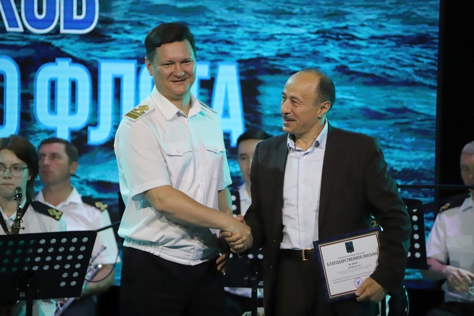 Председатель Думы города Владивостока Андрей Брик поздравил работников предприятий морского флота с профессиональным праздником
