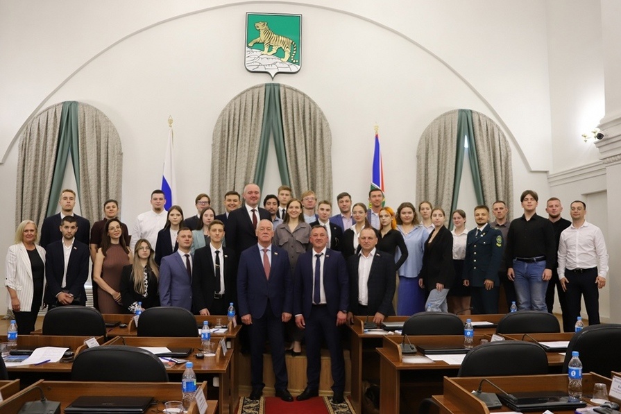 Состоялось заседание Общественной молодежной палаты при Думе города Владивостока