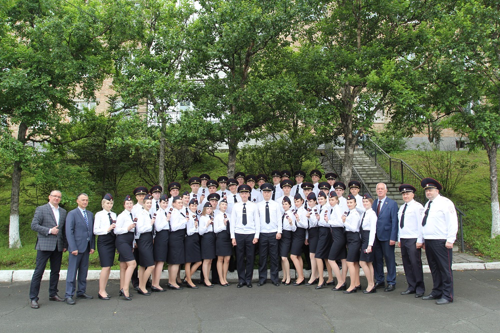 Председатель Думы Андрей Брик вручил награды сотрудникам Дальневосточного юридического института