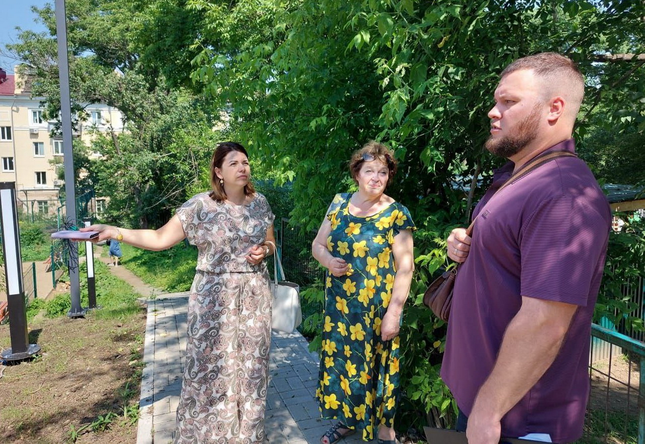 Депутат Инна Кошелева осмотрела ход выполнения работ по благоустройству сквера