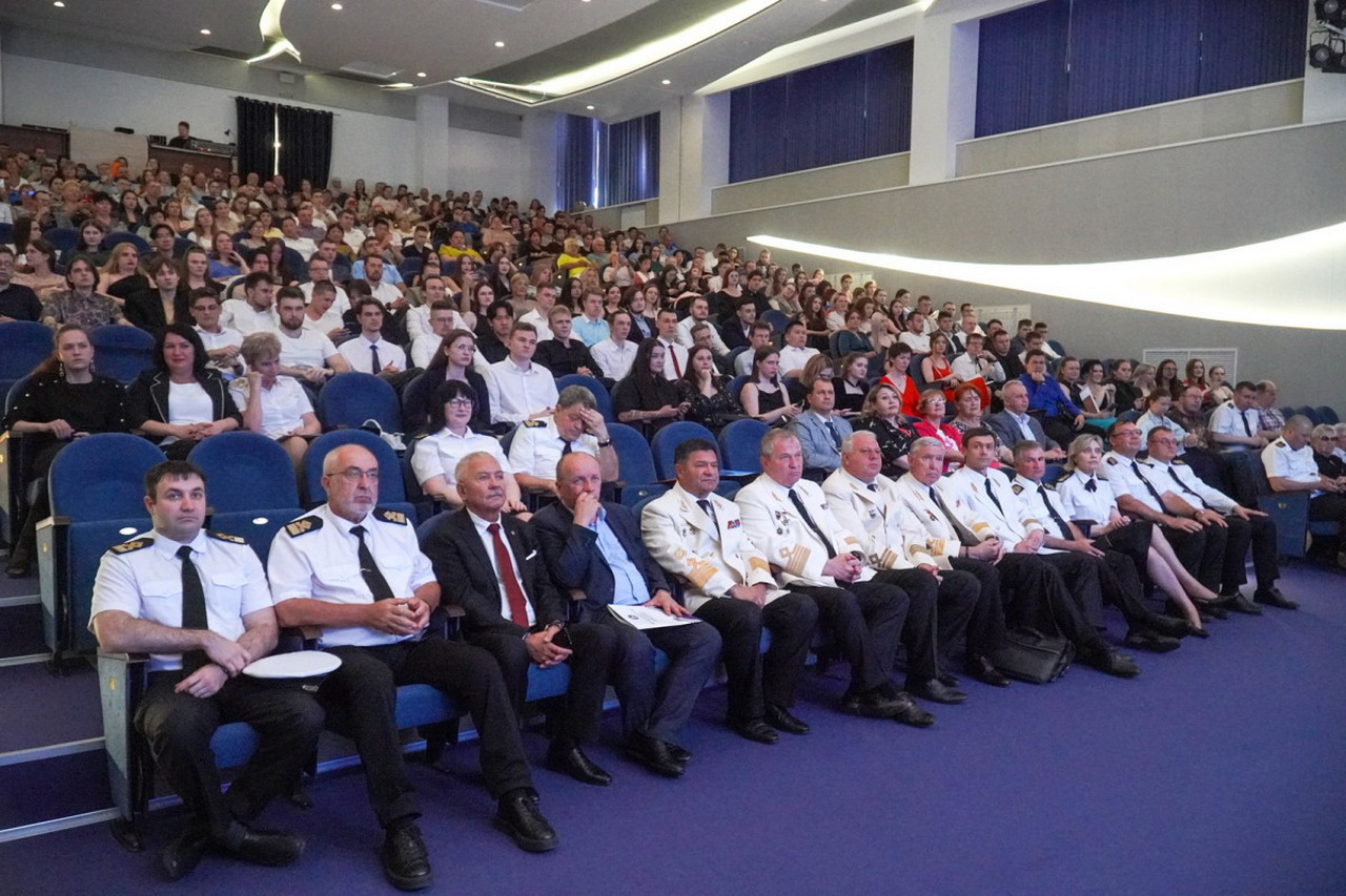 Председатель Думы города Владивостока Андрей Брик вручил дипломы выпускникам МГУ им. Г.И. Невельского