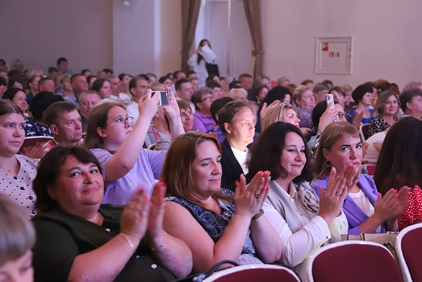 Андрей Брик вручил награды сотрудникам Почты России