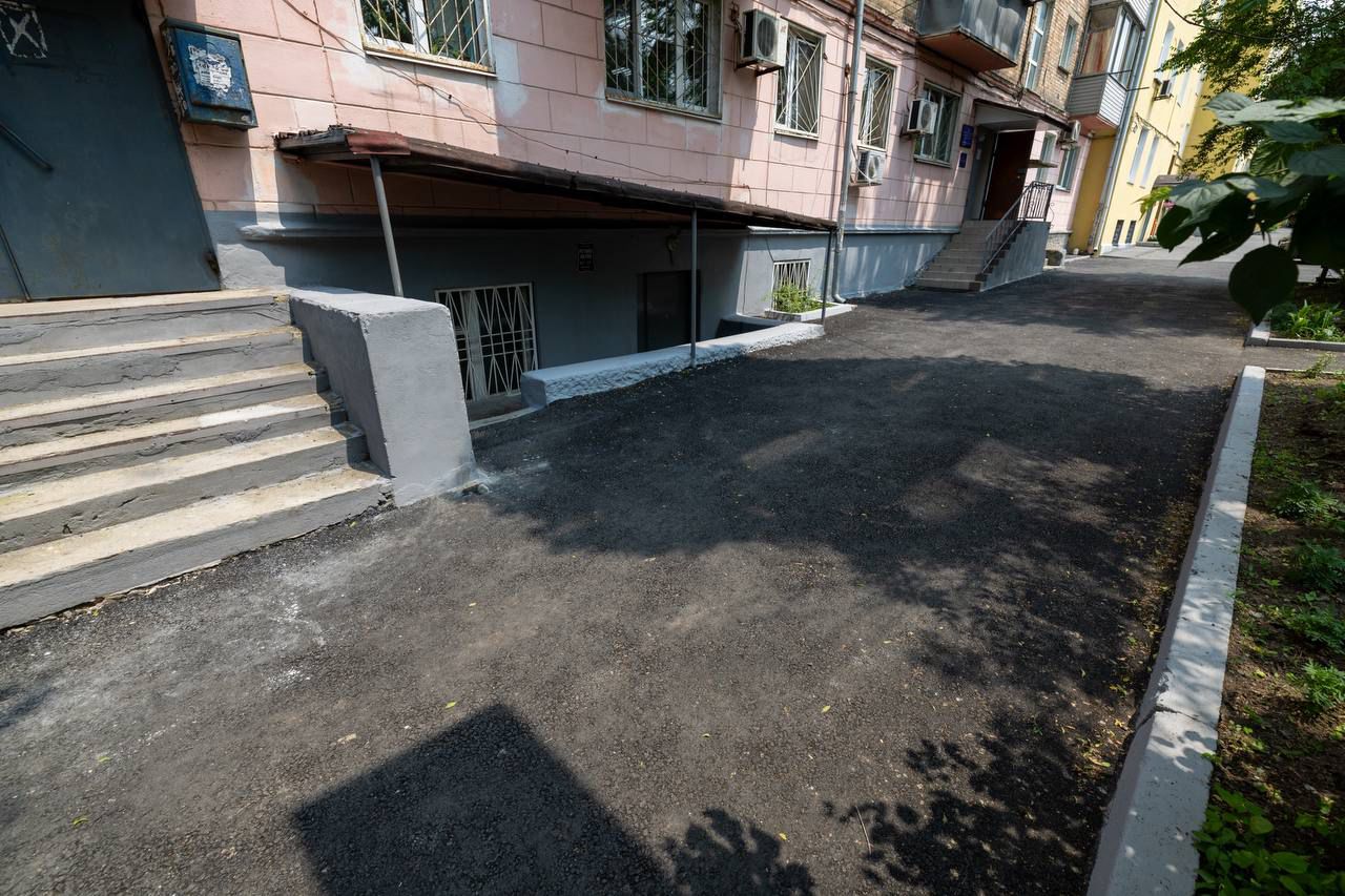 Во время очередной рабочей поездки депутат Виктор Тарабарин осмотрел ход выполнения ремонтных работ дворовых территорий