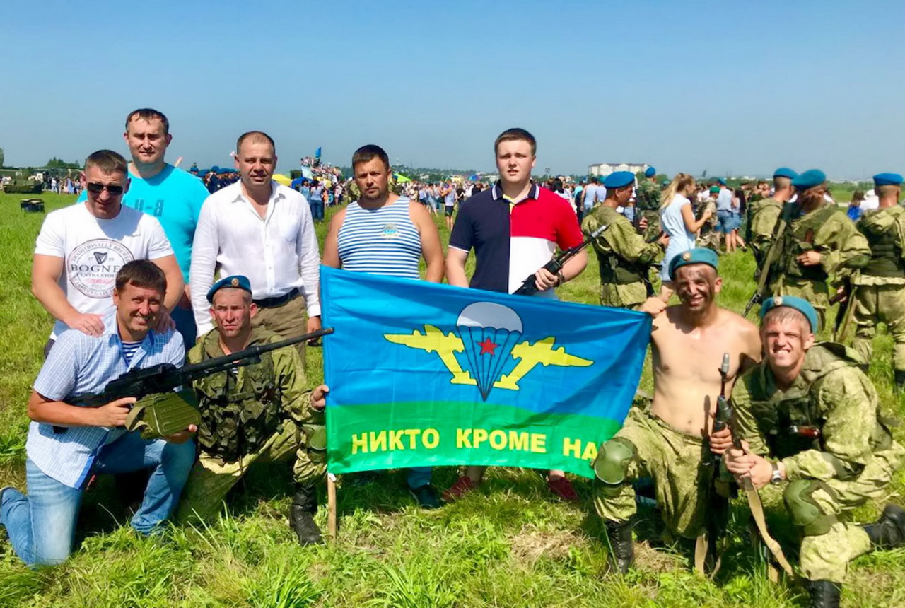 Депутат Виктор Тарабарин поздравил десантников с профессиональным праздником