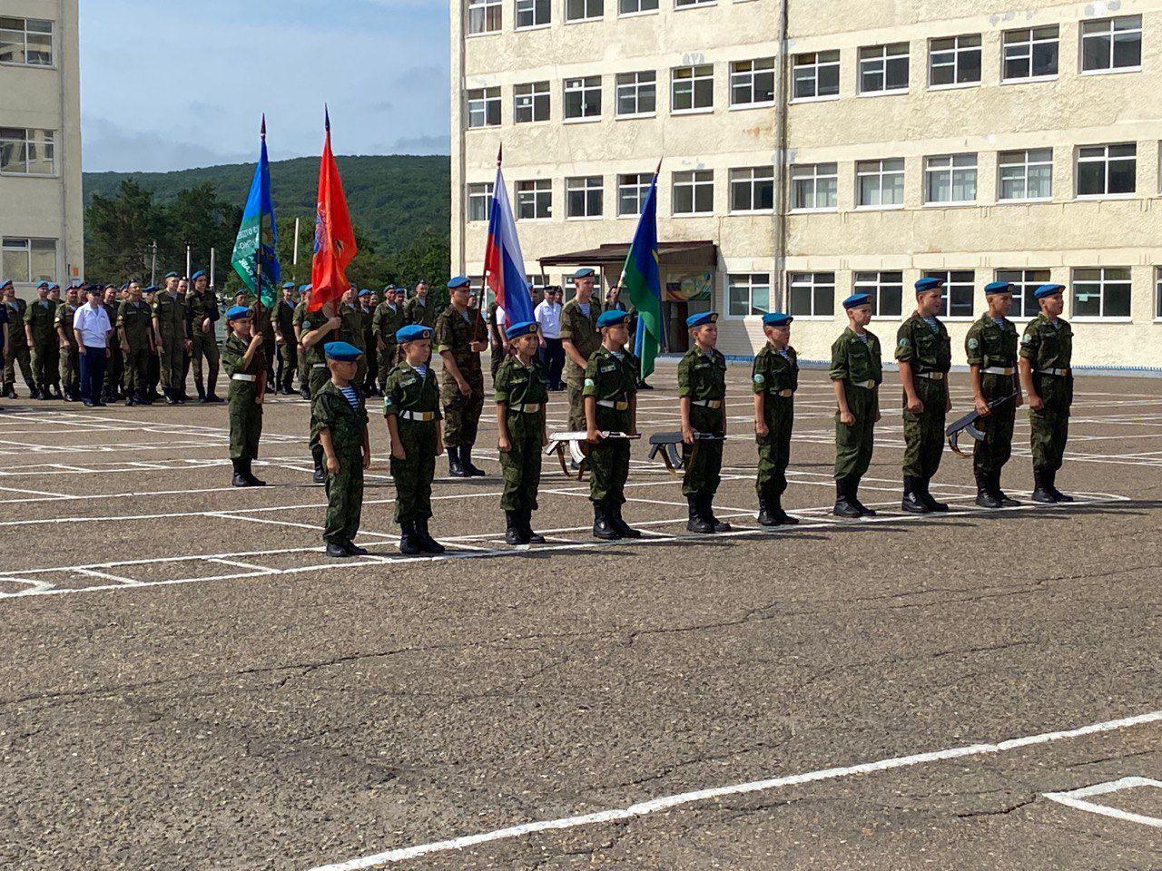 Депутат Думы города Владивостока Виктор Тарабарин поздравил десантников с Днем ВДВ