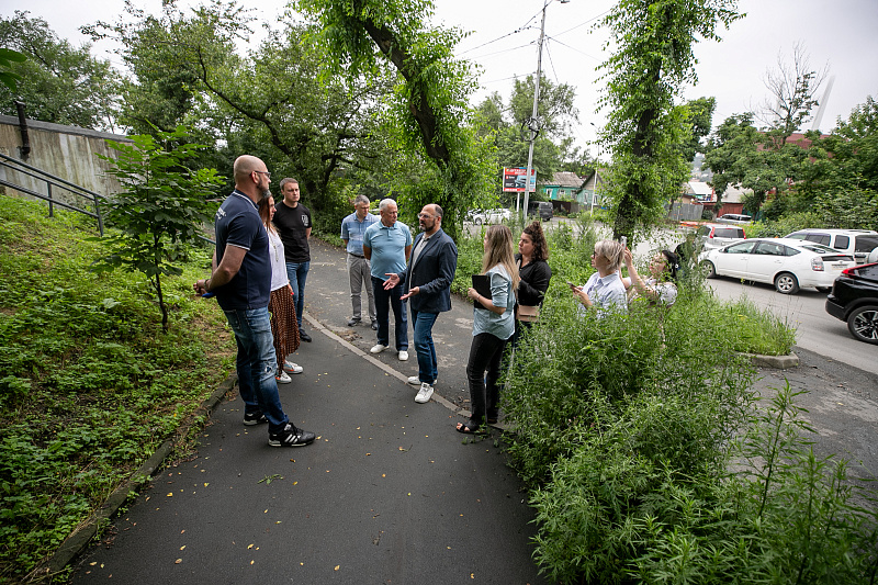 Глава города Владивостока Константин Шестаков и депутат Думы Евгений Недбай провели совместный выезд в избирательный округ №33