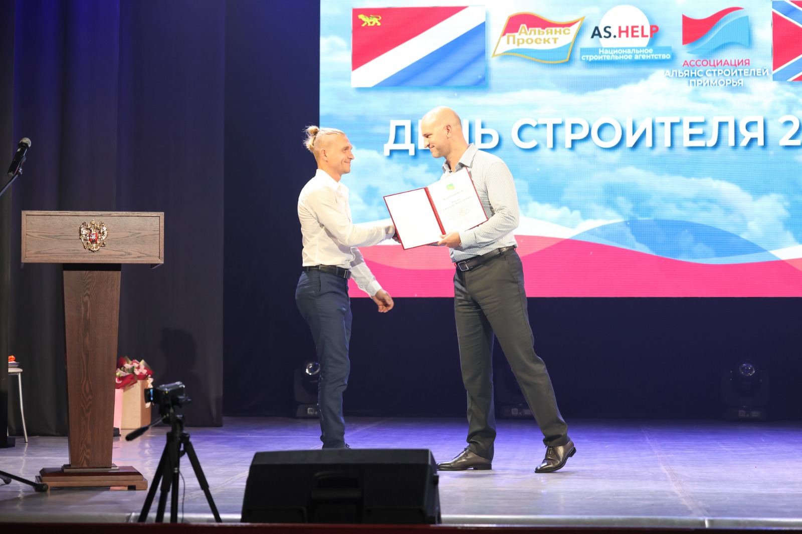 Строителей поздравили с профессиональным праздником