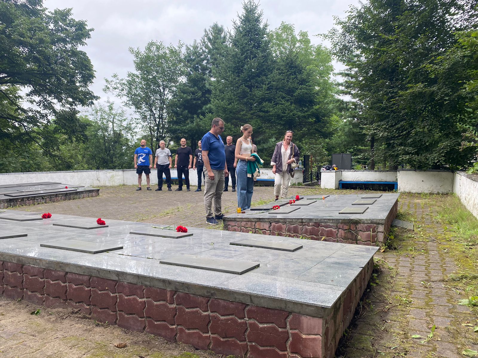 Во Владивостоке прошел субботник у братской могилы членов экипажа подводной лодки «С-178»