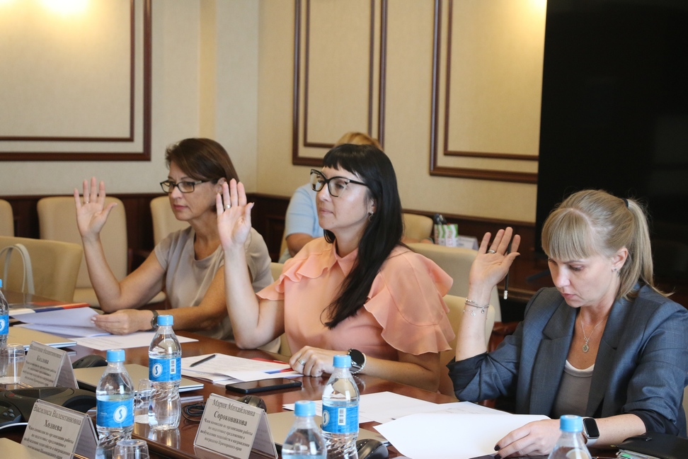 Комиссия рассмотрела заявления о награждении знаком «Семейная доблесть»