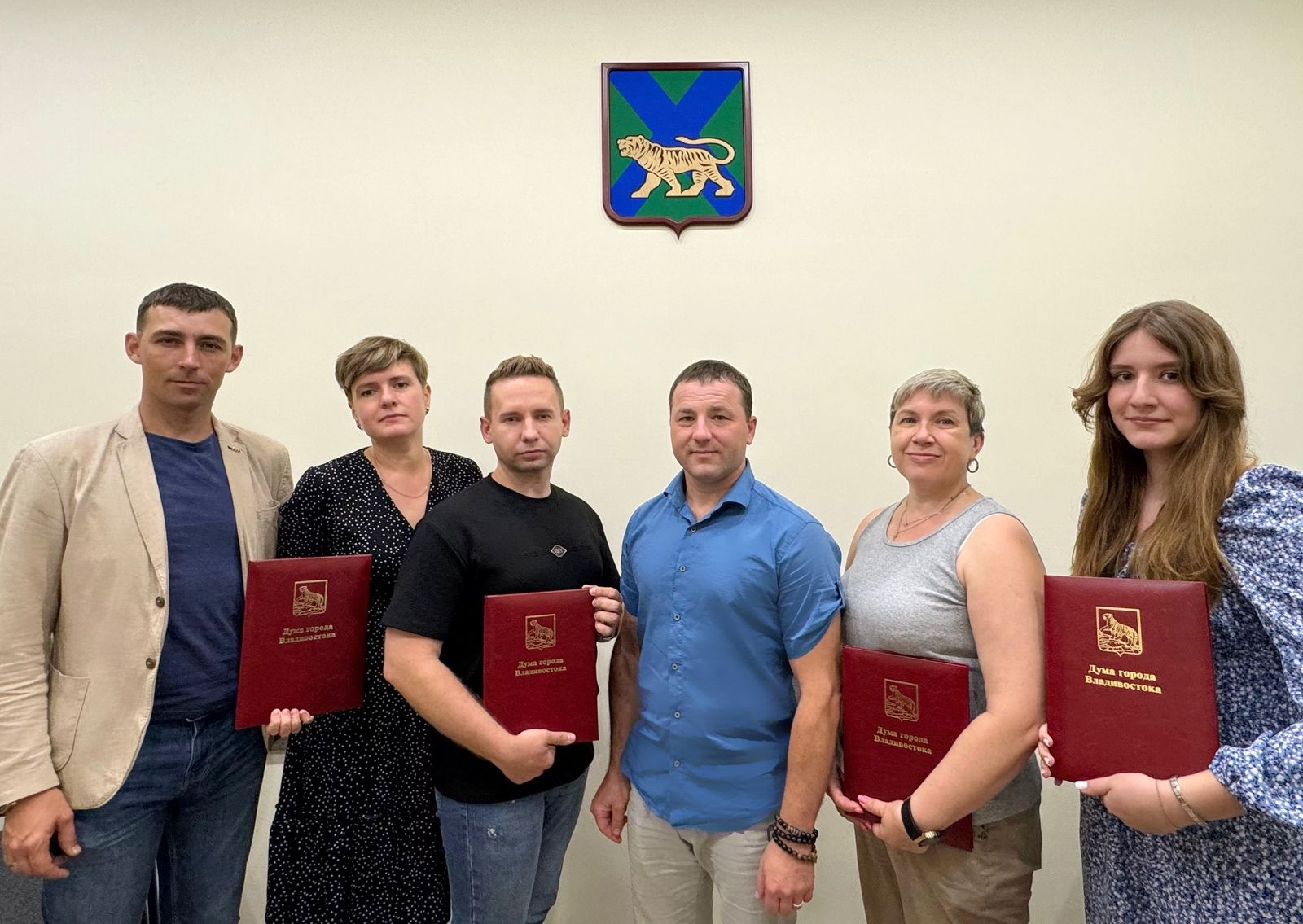 Депутат Денис Русинов вручил награды Думы Владивостока активным жителям города