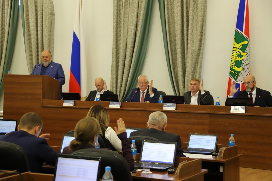 Дума города Владивостока утвердила изменения в Устав города, корректировку городского бюджета, новые ставки налогов, назначила общественные обсуждения по изменениям правил благоустройства