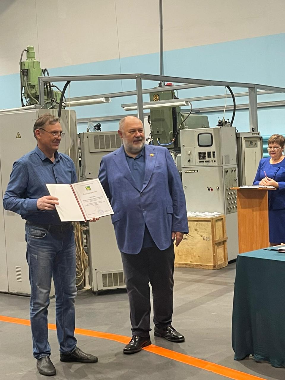 Депутат Вячеслав Глушко поздравил работников Дальприбора с профессиональным праздником