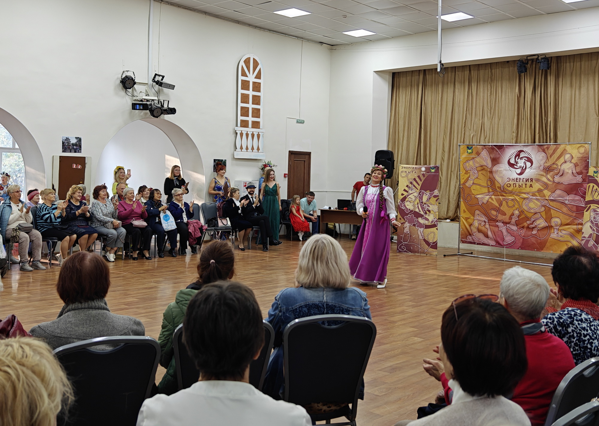 Депутат Вероника Сипачёва вручила награды активным жителям города на мероприятии в ДКЖД 