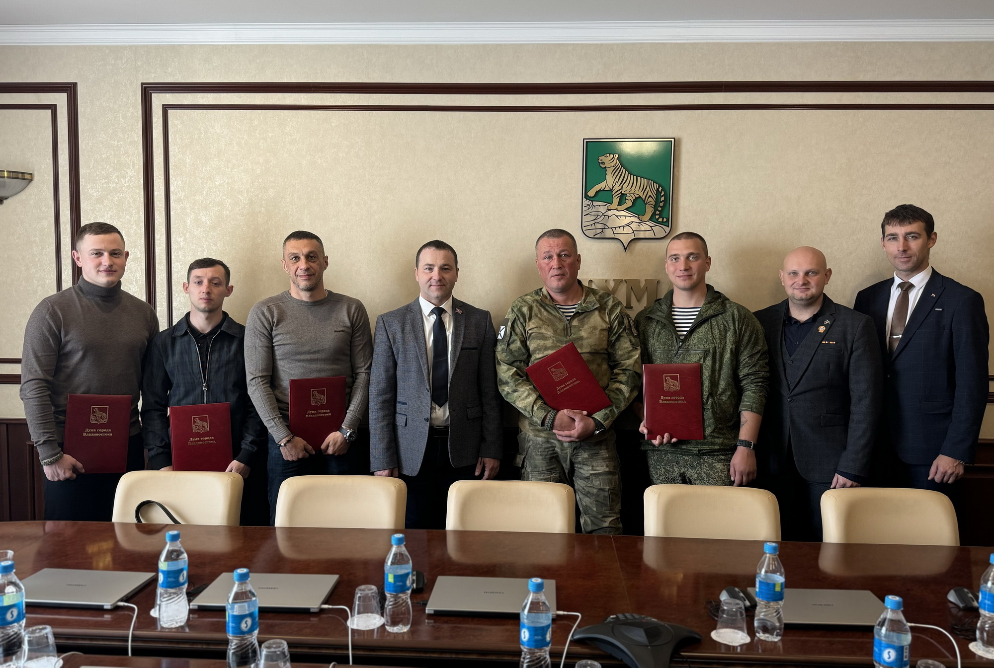 Депутат Денис Русинов провел встречу с участниками СВО и вручил Благодарности Думы города Владивостока