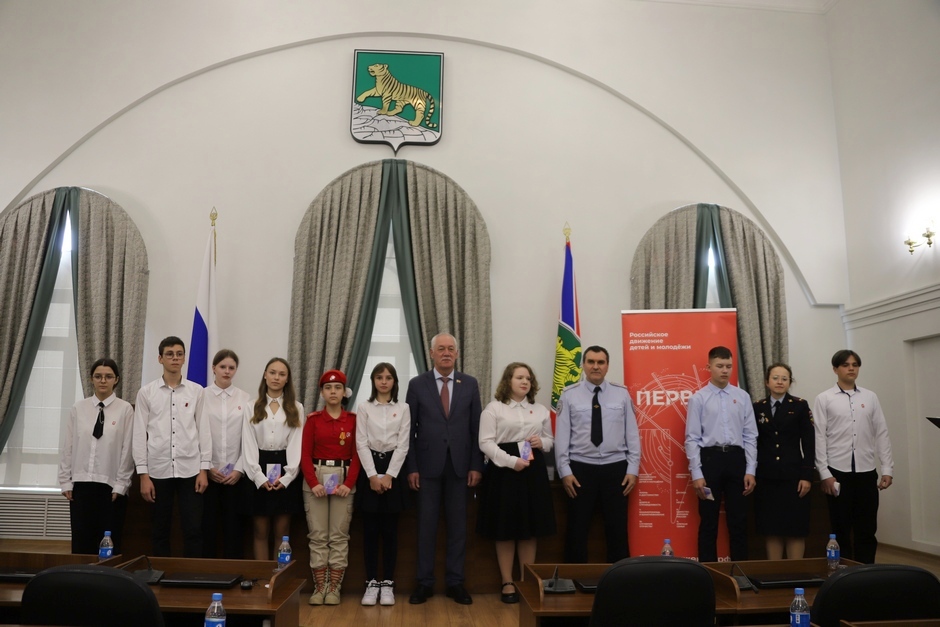 Председатель Думы города Владивостока Андрей Брик вручил школьникам паспорта гражданина Российской Федерации