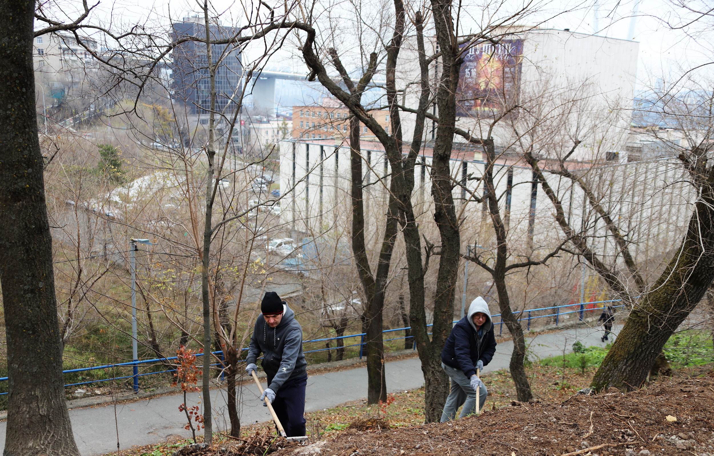 Дума города Владивостока провела мероприятие по санитарной очистке прилегающей территории